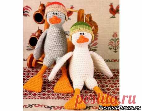 Два веселых гуся крючком. Описание и схема - запись пользователя Игрушки для души (Веруня) в сообществе Мир игрушки в категории Вязаные игрушки. Мастер-классы, схемы, описание. Вам потребуется: пряжа (50% шерсть, 50% акрил) - по 50 г белого и серого цветов, остатки желтого цвета, крючок №2. Туловище: наберите 2 возд. п., ввяжите 6 ст. б/н во вторую от крючка петлю. Затем удвойте каждый ст. - 12 п. Удвойте каждый 2-й ст.