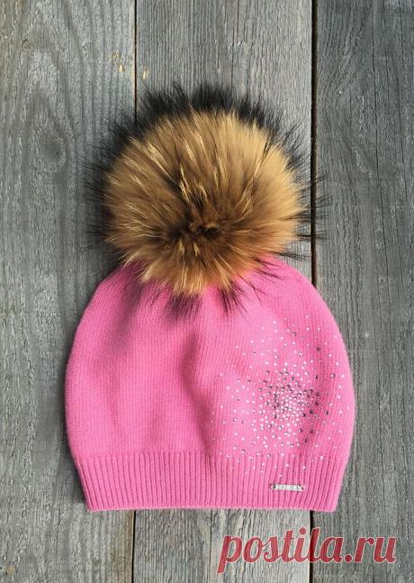 Шапка зимняя двойная. Помпон из натурального меха финского енота премиум качества размер XXL. Идеально защитит от холода, итальянская пряжа с кашемиром не раздражает нежную кожу. Посадка на голове прекрасно закрывает все уязвимые к холоду места - лоб, уши, шею.