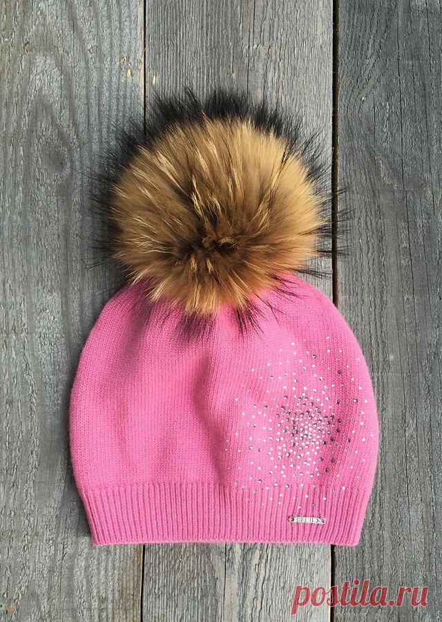 Шапка зимняя двойная. Помпон из натурального меха финского енота премиум качества размер XXL. Идеально защитит от холода, итальянская пряжа с кашемиром не раздражает нежную кожу. Посадка на голове прекрасно закрывает все уязвимые к холоду места - лоб, уши, шею.