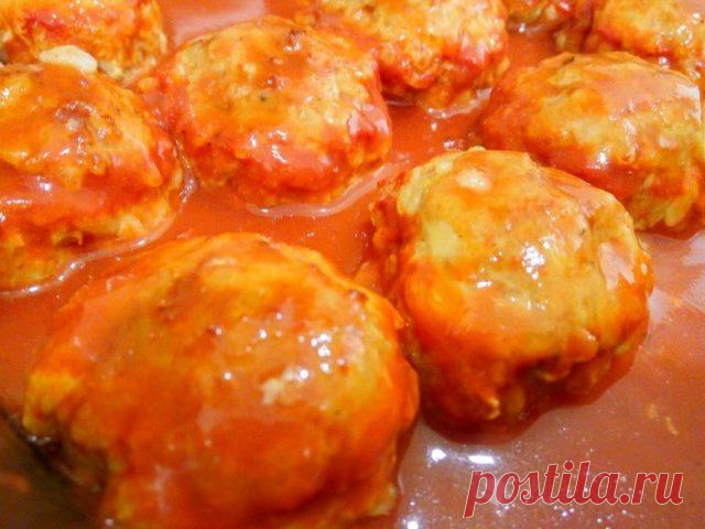 Тефтели с рисом в томатном соусе – одни из самых частых гостей на моей кухне.