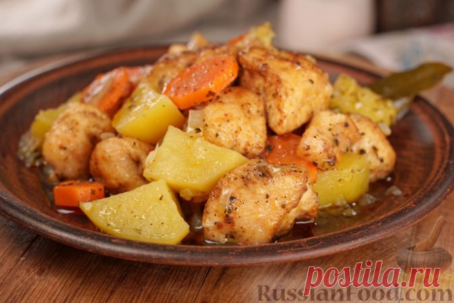 Курица с картошкой, рецепты на RussianFood.com: 700 рецептов курицы с картошкой Курица с картошкой - еда простая и доступная. Как приготовить курицу с картошкой? Вариантов множество. Курица с картошкой в казане или кастрюле, курица с картошкой в мультиварке - самые несложные, подходят на каждый день. Для праздничного стола подойдет курица с картошкой в духовке, например, курица в рукаве с картошкой или курица с картошкой в фольге. Вы легко сможете выбрать блюдо из курицы и картошки на свой вкус!