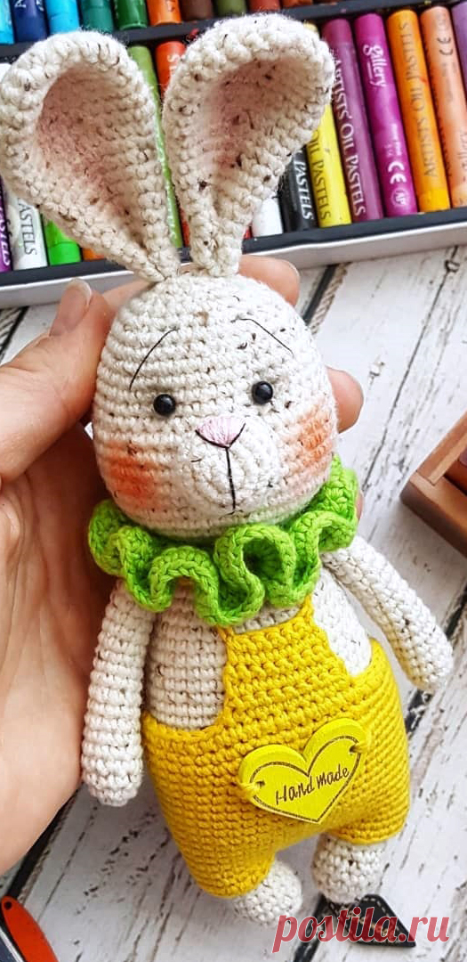PDF Ушастый Зай крючком. FREE crochet pattern; Аmigurumi animal patterns. Амигуруми схемы и описания на русском. Вязаные игрушки и поделки своими руками #amimore - заяц, зайчик в комбинезоне, кролик, зайчонок, зайка, крольчонок.