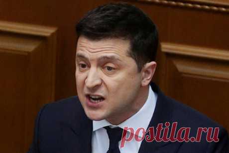 На Украине увидели большую роль страха в политике Зеленского. Украинский президент Владимир Зеленский живет в атмосфере постоянных сигналов об опасности его жизни, из-за чего он стал запуганным человеком. Такое мнение высказал бывший украинский генеральный прокурор Юрий Луценко, комментируя поведение лидера Украины. По словам Луценко, о страхах Зеленского знают и в Кремле.