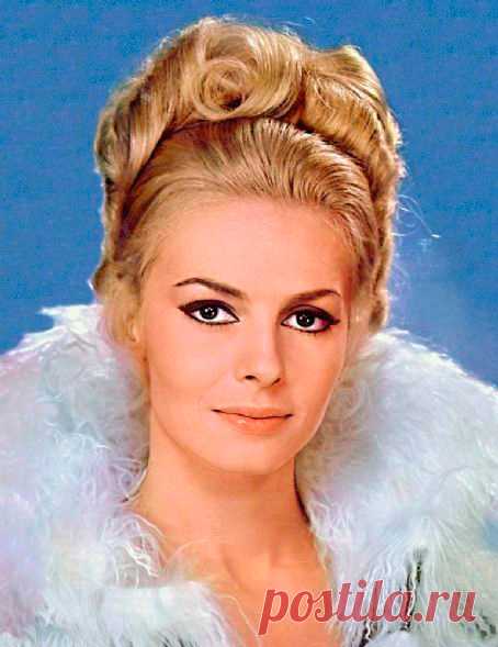 Невероятно красивая женщина, идеал женской красоты и обаяния, смотришь на нее, как на прекрасный цветок и не можешь насмотреться.

Мишель Мерсье по праву входит в десятку самых красивых женщин всех времен и народов. Сколько бы не было прекраснейших девушек в мире, таких как Мишель Мерсье больше не существует. Идеал красоты, несмотря на то, что вкусы меняются, но этот идеал остается на самом высочайшем пьедестале.