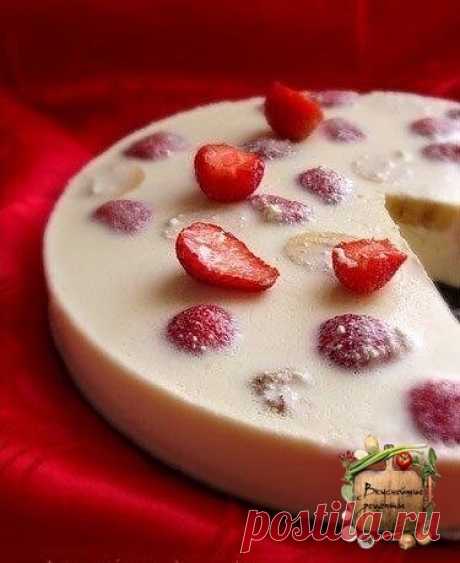 Творожно-фруктовый десерт (вкусно и легко)

Ингредиенты:

500г - творог (любой)
300г - сметана
сахарный песок - по-вкусу
30г - желатин (лучше быстрорастворимый)
Любые сезонные фрукты (тут использованы клубника и бананы)
+форма ( примерно 26 см)

Приготовление:

1. Творог смешать с сахаром (1,5ст л песка)
2. Сметану смешать с сахаром (1,5ст л песок). Фрукты промыть и выложить на дно формы
3. Подготовить желатин (согласно инструкции на упаковке)Соединить творог+сметана и пер...