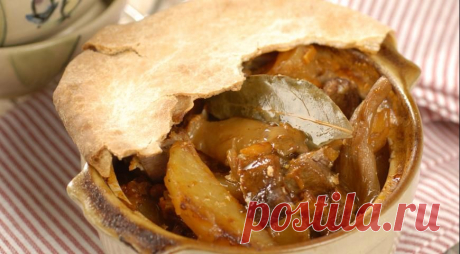 Жаркое с мясом и грибами в горшочках