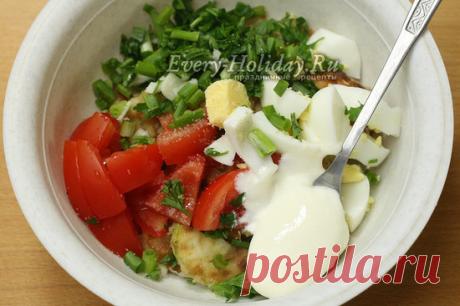 Салат с жареными кабачками, рецепт с помидорами и яйцом