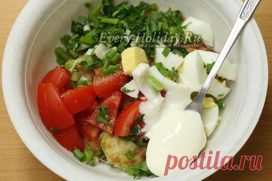 Салат с жареными кабачками, рецепт с помидорами и яйцом