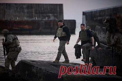 Зеленского обвинили в раскрытии секретной базы с иностранцами в Одессе. Владимир Зеленский раскрыл месторасположение секретной базы в Одессе, где готовились специалисты по управлению морскими беспилотниками ВСУ, сообщил британский аналитик Александр Меркурис. По словам эксперта, украинский лидер захотел раздать награды операторам, которые атаковали корабль «Цезарь Куников»