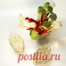 Соус ранч Приготовим майонезную базу. Берем яйца и отделяем белки от желтков. Добавляем к желткам 2 щепотки соли, 2 щепотки сахара, 1 ст. л. горчицы, воду. Взбиваем миксером и вводим порциями растительное масло, продолжая взбивать. Добавляем уксус и снова немного взбиваем. Наливаем в миску с майонезом кефир, перемешиваем.