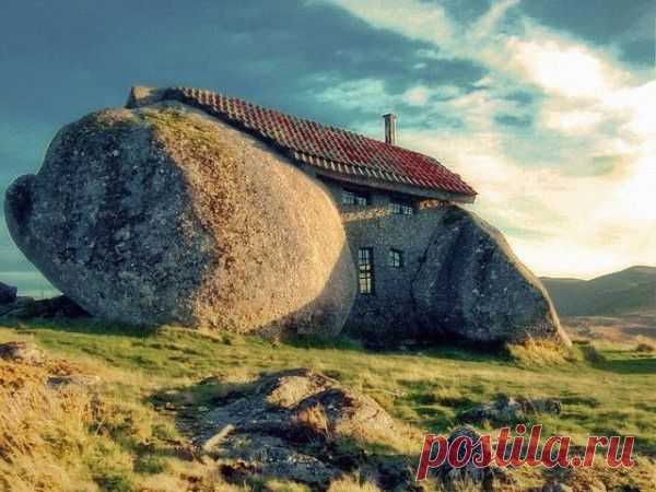Удивительный Дом-камень. Гюэмараес, Португалия.Построен в 1974 г., похож на дом из мультфильма про доисторическую семейку Флинтстоун (на самом деле, семья Rodrigues).Строители просто нашли четыре огромных камня и построили между ними дом