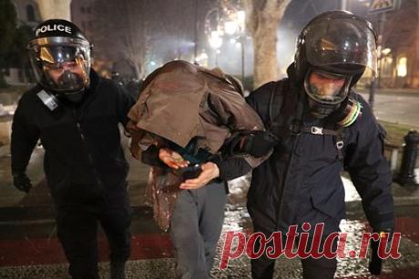 Грузинская оппозиция пошла на уступку властям. Оппозиционные грузинские партии отменили брифинг, на котором намеревались объявить о гражданском неповиновении властям страны, заявили в партии «Лело для Грузии». Накануне правящая партия Грузии «Грузинская мечта» заявили, что отзывают закон об иностранных агентах после бурных протестов.