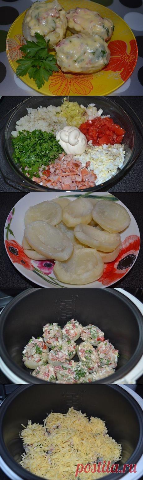 Картофель, фаршированный копченой курицей и овощами под сыром. .