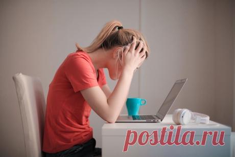 Es gibt Hinweise auf einen Zusammenhang zwischen Unfruchtbarkeit und Stress, allerdings ist der Zusammenhang komplex und kann von Person zu Person unterschiedlich sein.
Stress kann den Hormonhaushalt beeinträchtigen, der eine entscheidende Rolle für die reproduktive Gesundheit spielt. Hohe Stresslevel können zu erhöhten Cortisolwerten führen und möglicherweise den Menstruationszyklus und den Eisprung bei Frauen stören.