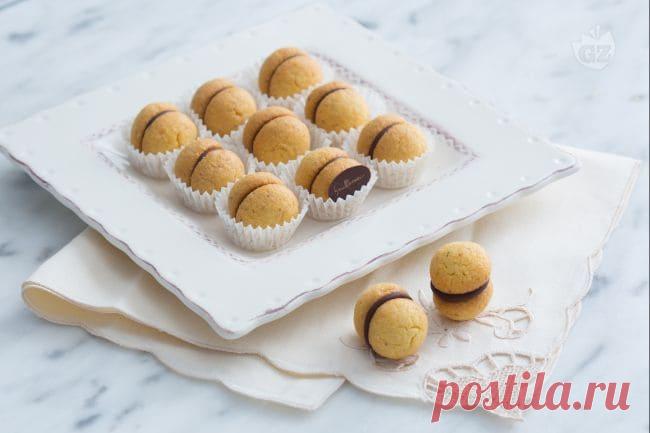 Baci di dama I baci di dama sono biscottini originari della città di Tortona: due rotonde metà di frolla alle mandorle unite da un velo di cioccolato!