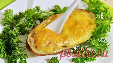 Жюльен с курицей и грибами , приготовленный в свежем картофеле