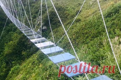В России появился уникальный прозрачный мост на высоте 2320 метров. В Сочи установили первый в России мост с прозрачными ступенями. Они сделаны из монолитного поликарбоната, скрепленного металлическими скобами и тросами. Главное отличие «прозрачного» моста на территории «Розы Пик» от других подобных конструкций в мире в том, что он подвижный.