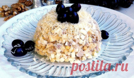 Ни одно торжество не обходится без красивого и безумно вкусного десерта. Как правило, люди подают к столу вкусные тортики. Они бывают шоколадными, сливочными, бисквитными и т.п. Последний вариант приготовить очень просто. Причем не обязательно самостоятельно готовить