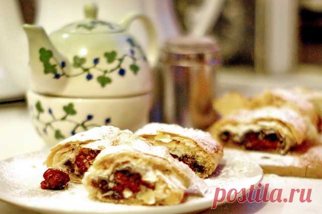 5 вкуснейших рецептов классического штруделя » Notagram.ru ТОП-5 вкуснейших штруделей с разной начинкой. Яблочный штрудель классический рецепт. Венский штрудель. Яблочный штрудель из лаваша. Штрудель с вишней.
