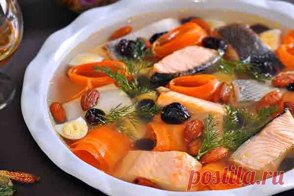 Заливное из красной рыбы (лосось) - рецепт на https://vse-o-ede-online.ru Рецепт Заливное из красной рыбы (лосось) - это блюдо, которое состоит из слоев красной рыбы, яиц и картофеля, заправленных сметаной или майонезом.