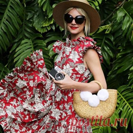 Именно эти вещи будут в тренде летом 2018 года Лета ждут все. Кто-то мечтает о пляже и теплых волнах, другие представляют, как выберутся в лес на пикник. Но и в городе этим летом будет не менее ярко, чем среди самых живописных природных ландшафтов, ведь в моде невероятные принты и самые сочные цвета!

Платья и юбки маски все еще не сдают своих