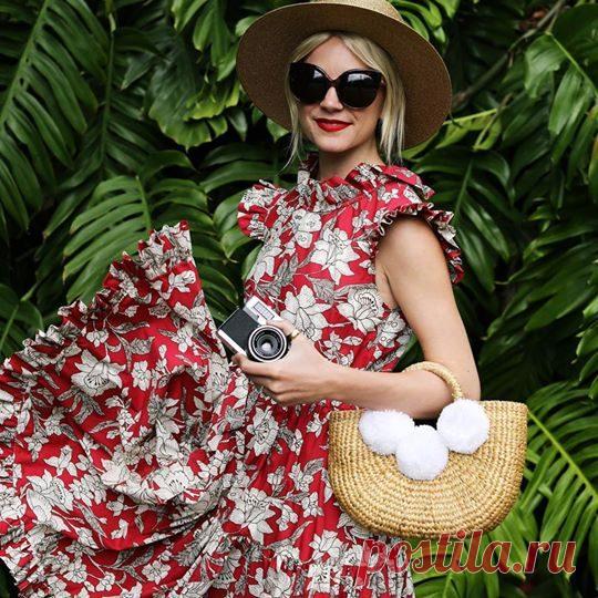 Именно эти вещи будут в тренде летом 2018 года Лета ждут все. Кто-то мечтает о пляже и теплых волнах, другие представляют, как выберутся в лес на пикник. Но и в городе этим летом будет не менее ярко, чем среди самых живописных природных ландшафтов, ведь в моде невероятные принты и самые сочные цвета!

Платья и юбки маски все еще не сдают своих