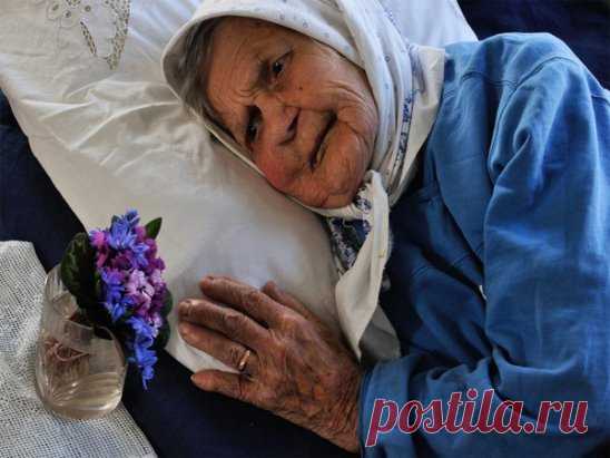 У нее дрожали руки,
Слезы капали из глаз.
За столом притихли внуки.
И уже не в первый раз
Дочь нахмурившись сидела,
Раздражения не тая.
-Мама, как же надоела
Неуклюжесть мне твоя!
Ты опять разбила блюдо,
А ведь стоит не гроши!
Буду мыть сама посуду.
Сядь! Прошу, не мельтеши!
Там не лезь и здесь не трогай!
Отойди и не мешай!
А она с молитвой к Богу:
Ты, Господь, ей счастья дай!
И здоровья дай внучатам,
Будь поддержкой им в судьбе.
Хоть и буду я скучать там,
Забери меня к себе.
Никому мешать не бу