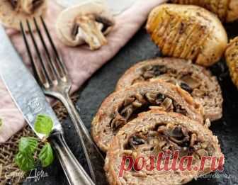 Мясной рулет с грибами и луком Достаточно обыденное блюдо, которое, тем не менее, достойно будет выглядеть и на праздничном столе. Важно не пожалеть начинки: мясо + грибы + лук — отличное сочетание! ИНГРЕДИЕНТЫ мясной фарш 800 г лук репчатый 3 шт...