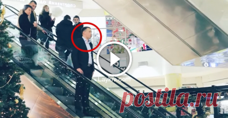 Парень спускался на эскалаторе в торговом центре. Через минуту на него пялились сотни людей! - Петь колядки, прославяя в них рождение Иисуса Христа, — давняя христианская традиция, которая почему-то утратила популярность в наши дни. Однако в некоторых