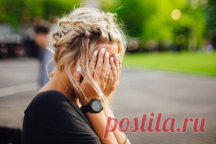 Застенчивым людям подсказали способ избавиться от неловкости в общении. Застенчивым людям следует морально готовиться к мероприятиям, где будет много незнакомцев, и быть смелыми, считает социолог Тай Таширо. Специалист считает, что из-за соцсетей многие разучились общаться в реальной жизни, поэтому он советует не бояться знакомиться и первым начинать разговор.
