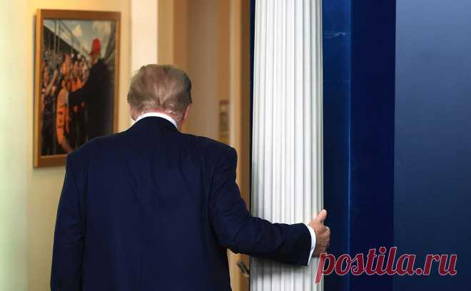 Politico узнал о ярости Трампа из-за дела Эпштейна. Президент США взбешен из-за внимания общественности к делу миллиардера Джеффри Эпштейна, обвиненного в склонении несовершеннолетних к проституции. Он расстроен, что ситуация затмила его политические победы, выяснило Politico