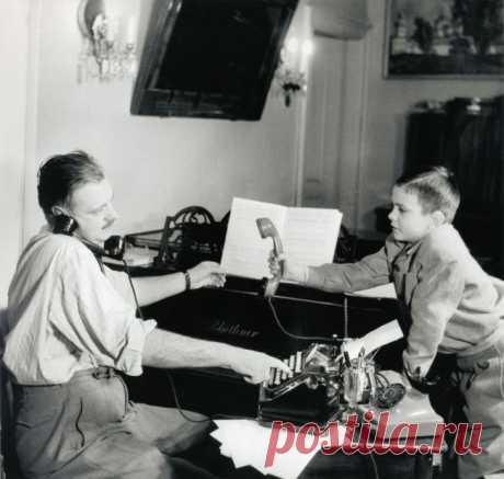 Писатель Сергей Михалков и его сын Никита, 1952 год.  | 30 снимков знаменитых россиян, какими вы их точно не видели