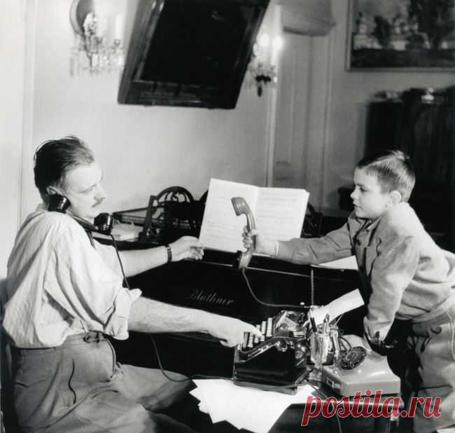 Писатель Сергей Михалков и его сын Никита, 1952 год.  | 30 снимков знаменитых россиян, какими вы их точно не видели