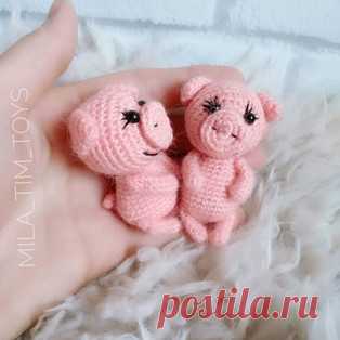 Карманная свинка амигуруми. Схемы и описания для вязания игрушек крючком! Бесплатный мастер-класс от Людмилы Тимощук по вязанию карманной свинки крючком. Высота вязаной крючком игрушки всего 6-7 см. Для изготовления такого м…