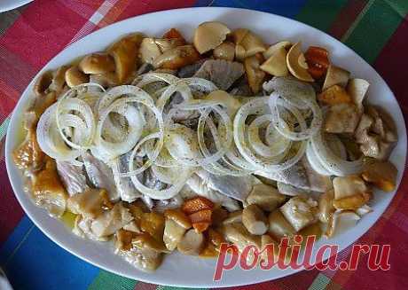 Закуска из сельди с маринованными опятами.