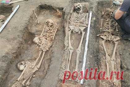 Обнаружен крупный православный некрополь XVII—XVIII века. Команда исследователей из Томского государственного университета обнаружила крупный православный некрополь XVII—XVIII века, в котором находилась одна необычная могила. Раскопки проходили в Омской области на левом берегу реки Иртыш, недалеко от города Тара — старейшего русского поселения в регионе.