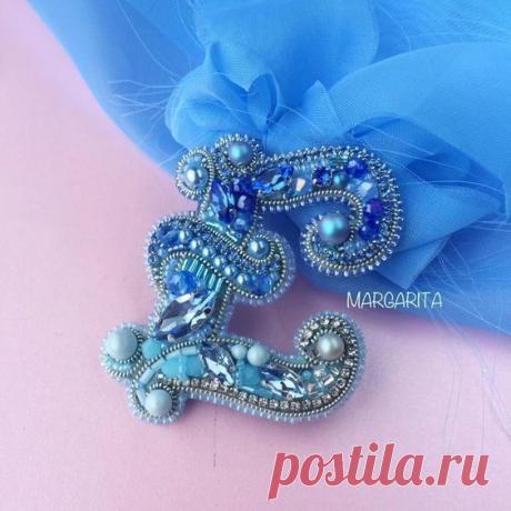 Броши-инициалы для вдохновенного творчества