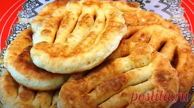 Беру картофель и манку. Пирожки теперь не готовлю, нашла рецепт проще: вкусные картофельные лепешки Лепешки являются блюдом, которое заменяет типичный для европейцев хлеб в странах Центральной Азии. Раньше лепешки готовили в Вавилоне, в Персии и ряде других древних стран. Об этом говорят находки на местах древних цивилизаций. У многих людей были ручные мельницы и ступки для перемалывания зерна. Из муки готовили простые постные лепешки. Сейчас подобным образом готовят лепешки […]