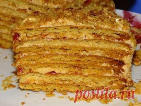 Торт на сковороде за полчаса!
Безумно вкусный тортик за полчаса. По вкусу чем-то похож на «Рыжик» и «Наполеон» вместе взятые. Этот рецепт я испробовала в разных интерпретациях и сочетаниях. Вот самый оптимальный вариант, очень рекомендую.
Ингредиенты:
Тесто:
Сливочное масло – 70 гр. (1/3 пачки),
Мёд – 1 ст. ложка,
Сода – 0,5 ч. ложки,
Сахар – 1/3 стакана,
Яйцо – 1 шт.,
Сметана / Молоко – 1 ст. ложка,
Мука – 1,5 стакана,
Орехи, шоколад, печенье – по вкусу и желанию.
Приготовление:
Масло раст