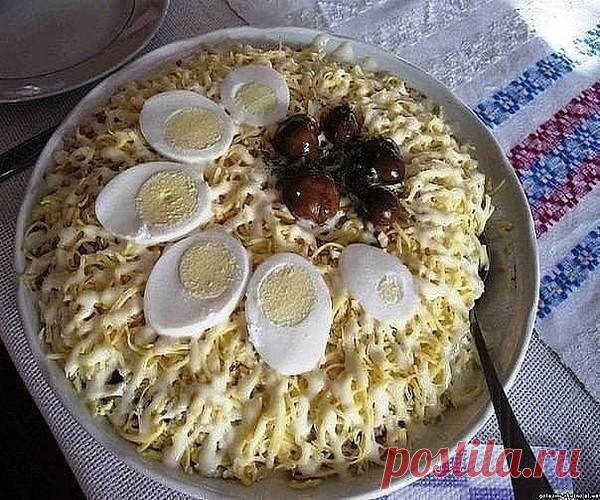 25 рецептов салата с сыром:
1. Салат 