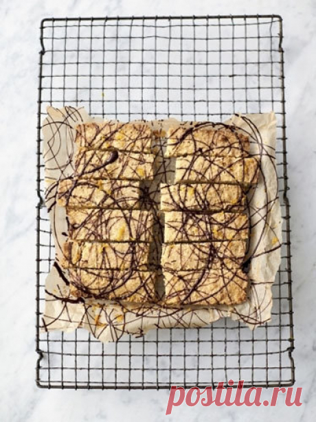 Легкие и быстрые и рецепты из 5 ингредиентов! Где вы такое видели? - их не только готовить просто и быстро, но изысканно и вкусно и вместе с Джейми!
Джейми особенно любит эту рубрику - постоянно пополняет ее новыми рецептами, мы не будем отставать: вас ждут новые необычные рецепты!
Меню будет такое
1. Запеченная курица тикка
2. Салат из моркови и зерновых
3. Спагетти с крабовым мясом и фенхелем
4. Шоколадно-апельсиновый шортбред