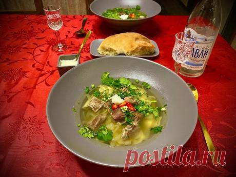 Казахский бешбармак с бараниной Ет (тағам) — традиционное блюдо тюркских народов.
Его готовят башкиры и татары, киргизы и туркмены, уйгуры и узбеки. И, разумеется, казахи.
Бешбармак варят, как правило, по случаю семейных или приёма дорогих гостей.
В его основе — мясо с бульоном и квадратная лапша с луком.
