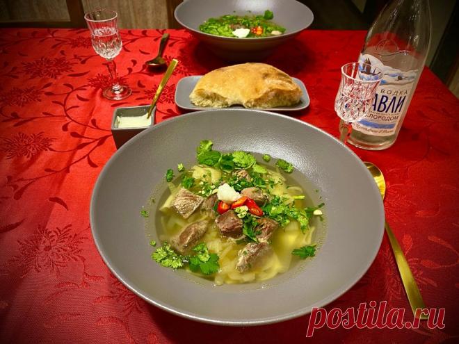 Казахский бешбармак с бараниной Ет (тағам) — традиционное блюдо тюркских народов.
Его готовят башкиры и татары, киргизы и туркмены, уйгуры и узбеки. И, разумеется, казахи.
Бешбармак варят, как правило, по случаю семейных или приёма дорогих гостей.
В его основе — мясо с бульоном и квадратная лапша с луком.
