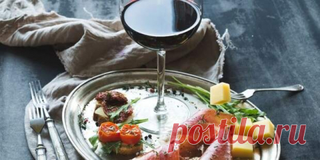 12 аппетитных закусок к красному и белому вину - БУДЕТ ВКУСНО! - медиаплатформа МирТесен Мясные и рыбные шарики, тарталетки с креветками, маринованный сыр, запечённые груши и другие вкусные блюда. Закуски к красному вину Это вино отлично сочетается с красным мясом, копчёностями, твёрдыми сырами, а также с некоторыми видами рыбы и фруктами. 1. Рулетики с ветчиной и сыром во фритюре