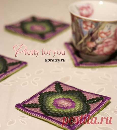 posavasos "flor" y tazas de té, bordado en la tecnología bargello.