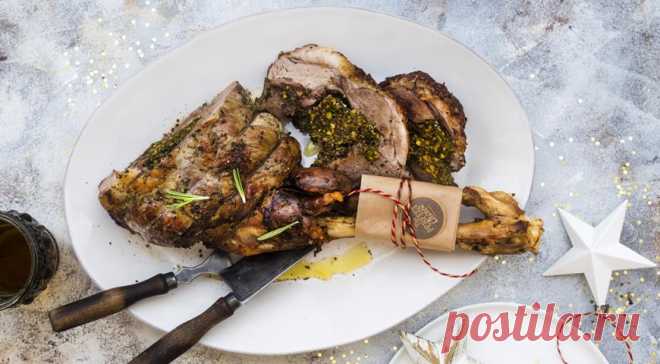 Баранья ножка, фаршированная фисташками и зеленью — Фактор Вкуса