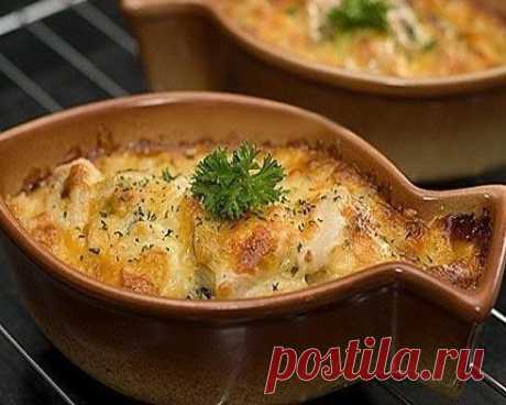 Жульен с кальмарами, грибами и сыром.
Ингредиенты:
- 3-4 кальмара
- грибы (можно сушеные - 2 горсти)
- 1 луковица
- майонез
- сметана
- сыр
Способ приготовления жульена с кальмарами:
Кальмары очистить пока они не разморозились (так они легче чистятся), грибы сварить. Кальмары порезать полосками, лук мелко. Обжарить кальмары, грибы и лук на сковородке минуты 2-3, не больше (иначе кальмары будут резиновыми).
В стеклянную огнеупорную форму с высокими краями (или что-то еще подходящее) выложить обж