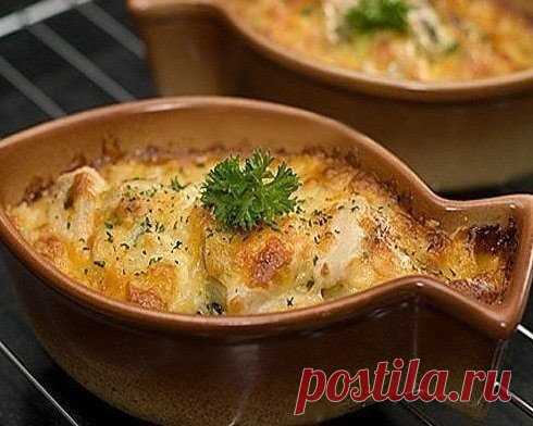 Жульен с кальмарами, грибами и сыром.
Ингредиенты:
- 3-4 кальмара
- грибы (можно сушеные - 2 горсти)
- 1 луковица
- майонез
- сметана
- сыр
Способ приготовления жульена с кальмарами:
Кальмары очистить пока они не разморозились (так они легче чистятся), грибы сварить. Кальмары порезать полосками, лук мелко. Обжарить кальмары, грибы и лук на сковородке минуты 2-3, не больше (иначе кальмары будут резиновыми).
В стеклянную огнеупорную форму с высокими краями (или что-то еще подходящее) выложить обж