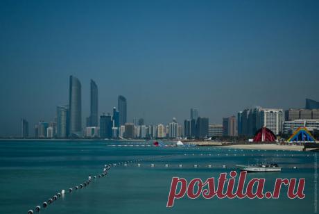 Прогулка по Абу-Даби (13 фото) Изначально я прилетел в Дубай, но тут же телепортировался в Абу-Даби, чему был рад, т. к. рассудив логически, мне показалось, что в Абу-Даби нет постоянно