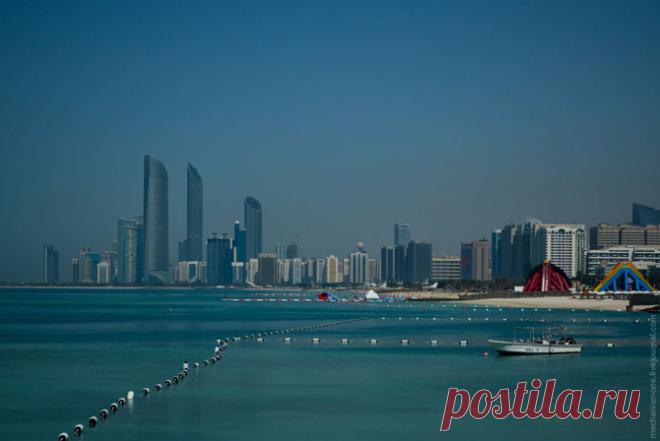 Прогулка по Абу-Даби (13 фото) Изначально я прилетел в Дубай, но тут же телепортировался в Абу-Даби, чему был рад, т. к. рассудив логически, мне показалось, что в Абу-Даби нет постоянно
